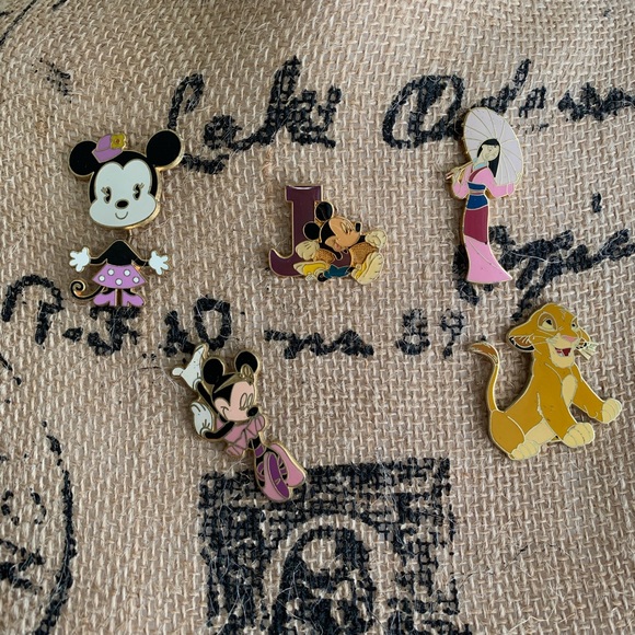 (1) Disney Pin Choose one or more of your choice - Picture 3 of 8